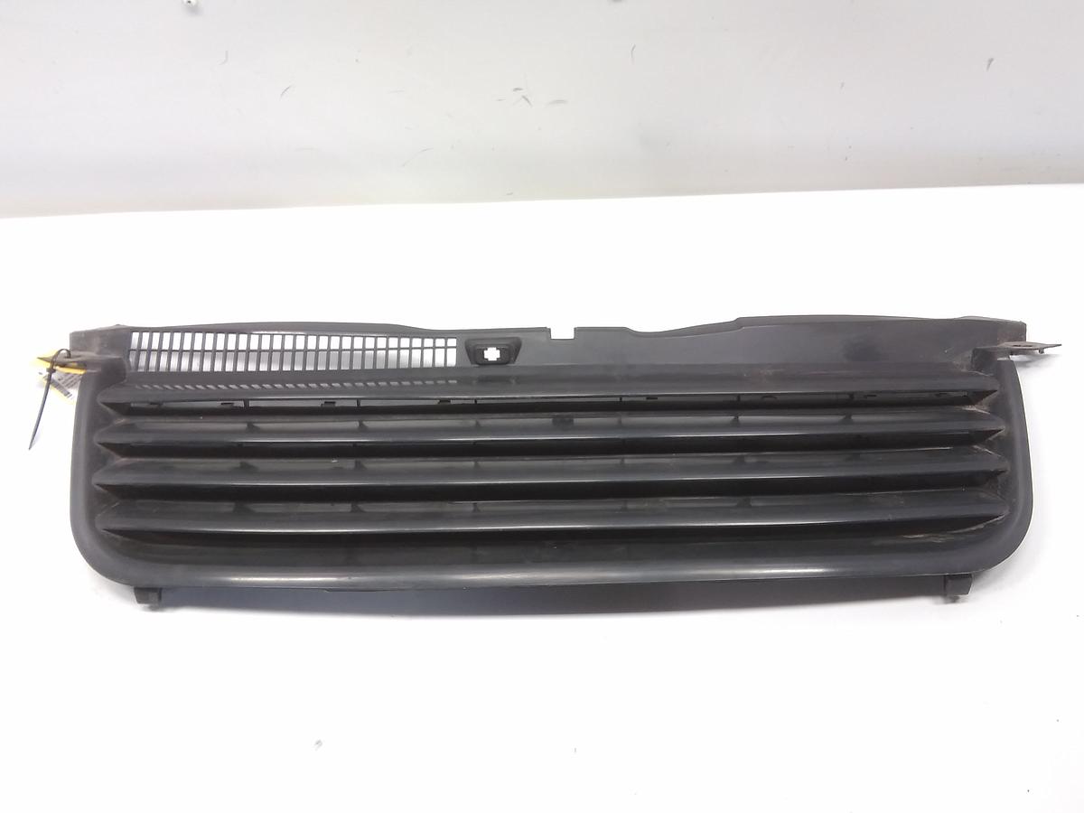 VW Passat 3BG Bj.2001 Kühlergrill ohne Emblem Zubehör mit Mängeln