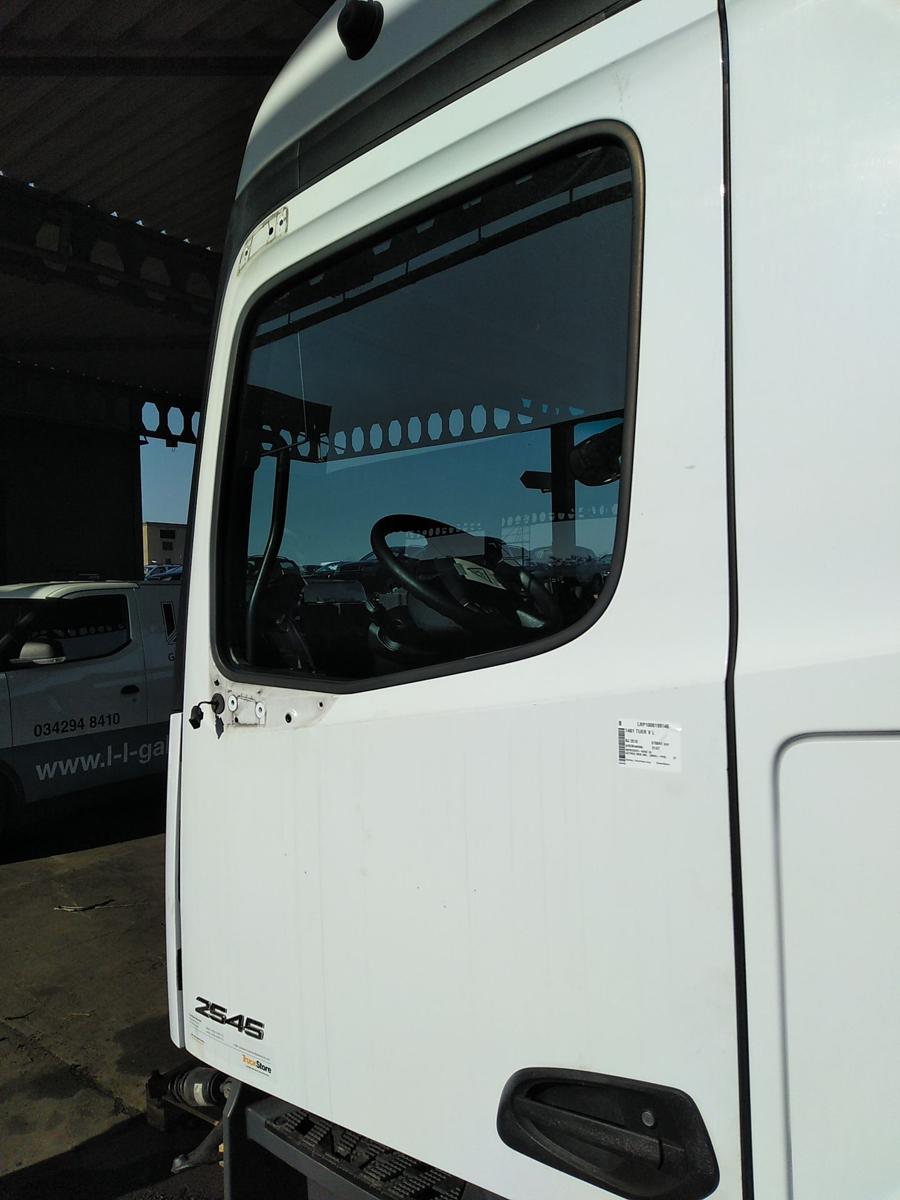 Mercedes Actros MP4 963 StreamSpace T&uuml;r links Fahrert&uuml;r arktikweiss Bj.2018