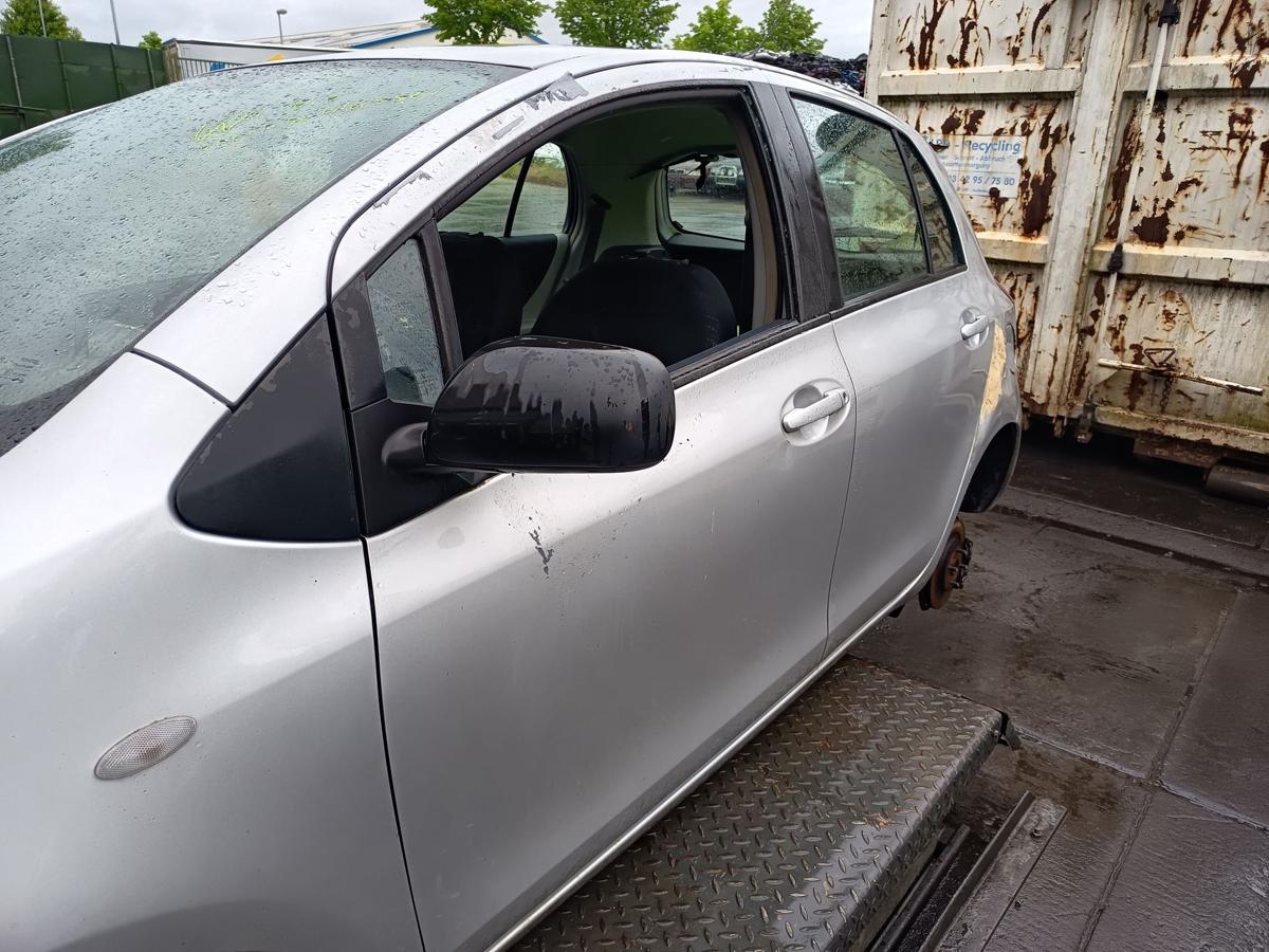 Toyota Yaris XP9 original Tür vorn links Fahrer 1E7 Silver pearl Bj 2006