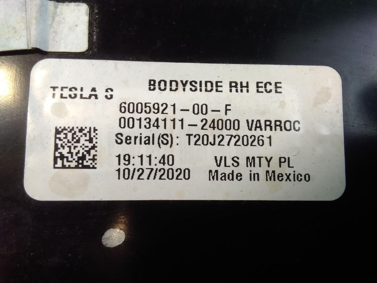 Tesla Model S P85D original R&uuml;ckleuchte Schlussleuchte rechts au&szlig;en BJ2014