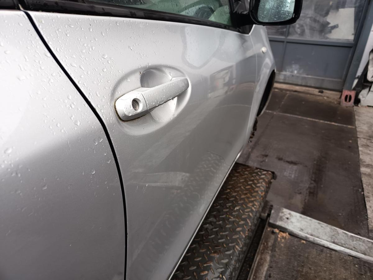 Toyota Yaris XP9 original Tür vorn rechts Beifahrer 1E7 Silver pearl Bj 2006