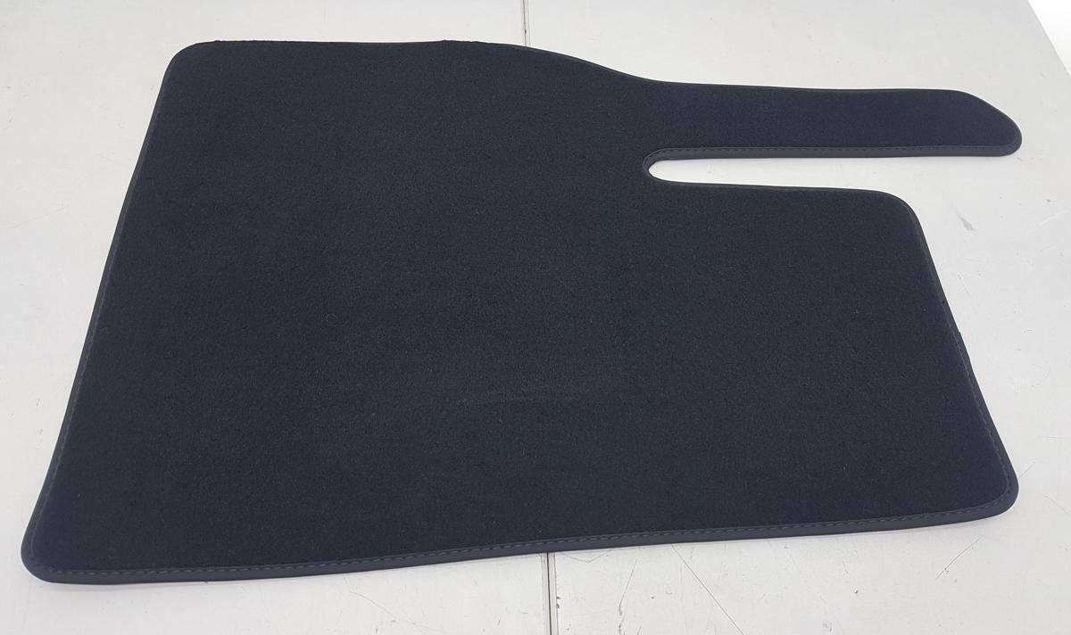 Tesla Model Y original Fu&szlig;mattensatz Textil Teppich Bj2022 NEUWERTIG