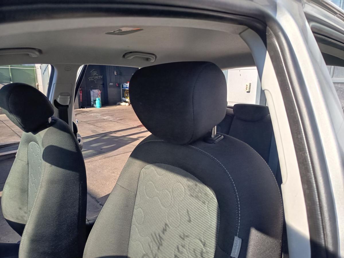 Hyundai i20 original Sitz vorn links Fahrer Stoff 9P Midnight Black Bj 2011
