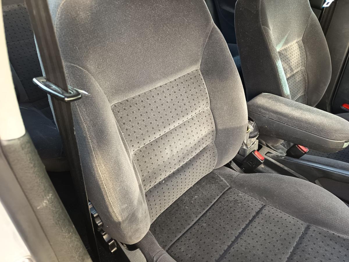VW Golf IV 5t&uuml;rer original Sitz vorn rechts Beifahrer Stoff schwarz Bj 1999