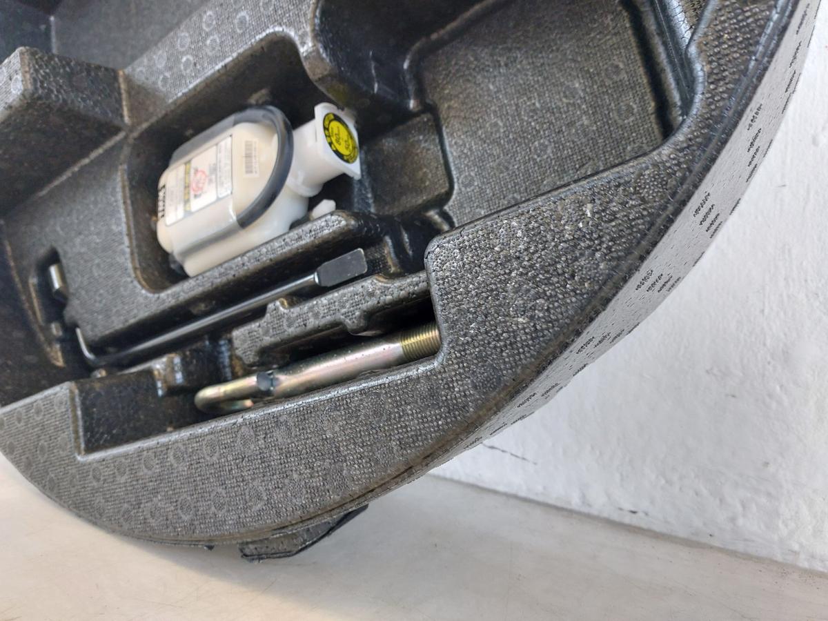 Toyota Yaris XP13 Schaumstoffeinleger Kofferraum mit Werkzeug Radschl&uuml;ssel