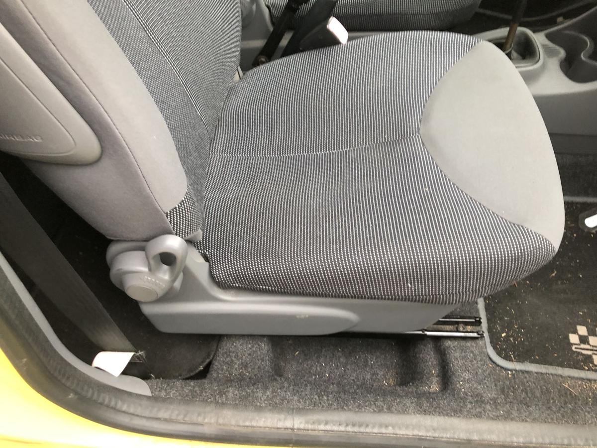 Peugeot 107 Typ P Sitz vorn rechts Beifahrersitz Stoff Autositz ohne Heizung