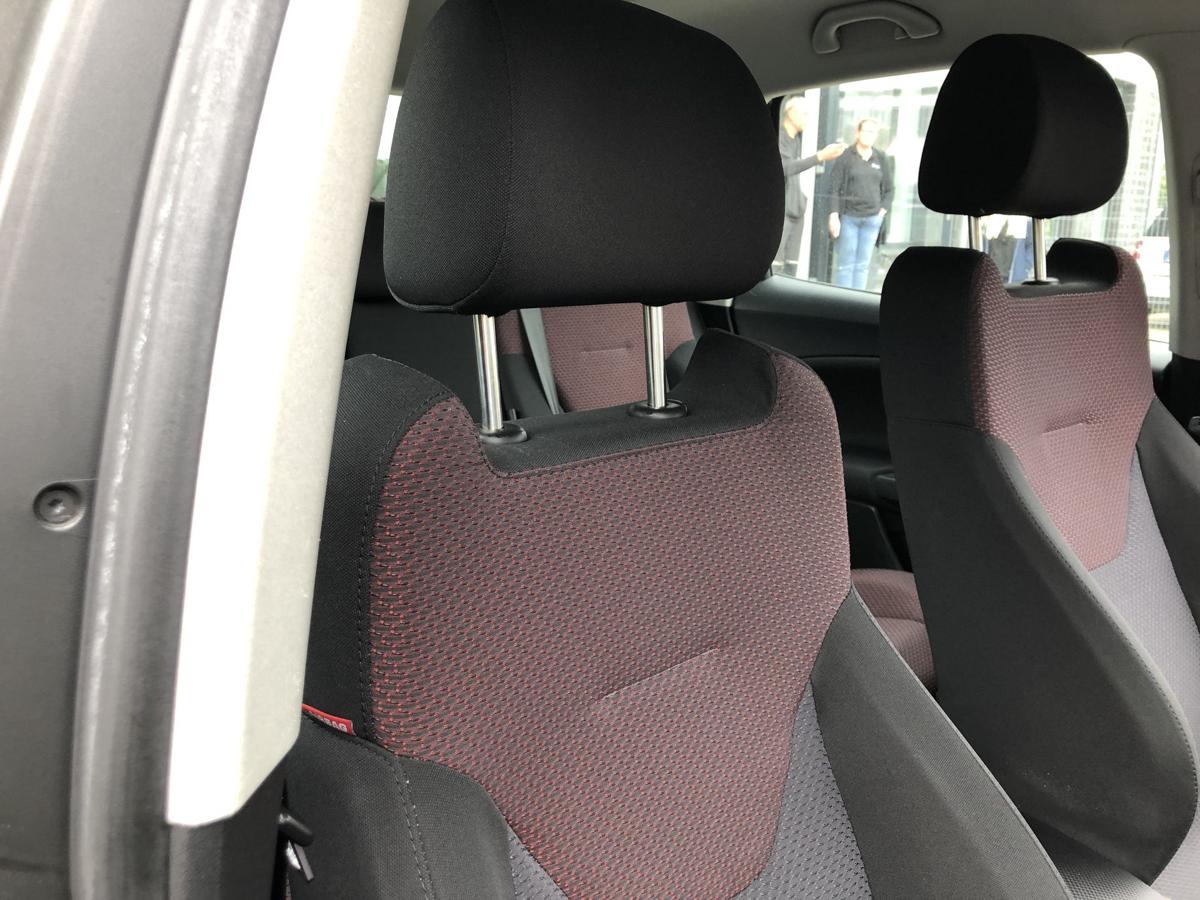 Seat Altea 5P Sitz vorn rechts Beifahrersitz Sportsitz Stoff schwarz weinrot