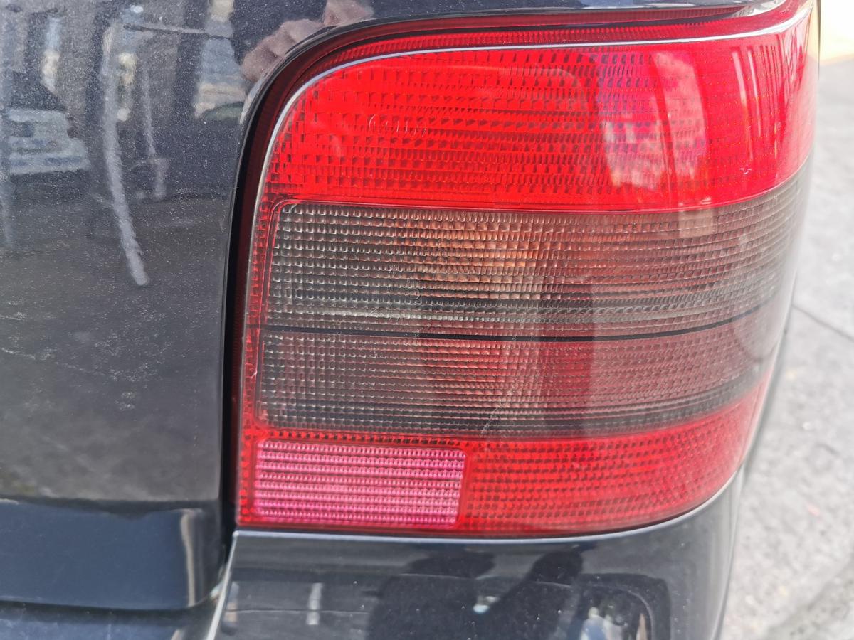VW Golf IV 1J Rückleuchte Schlussleuchte Rücklicht rechts rot schwarz 3u5 Türer