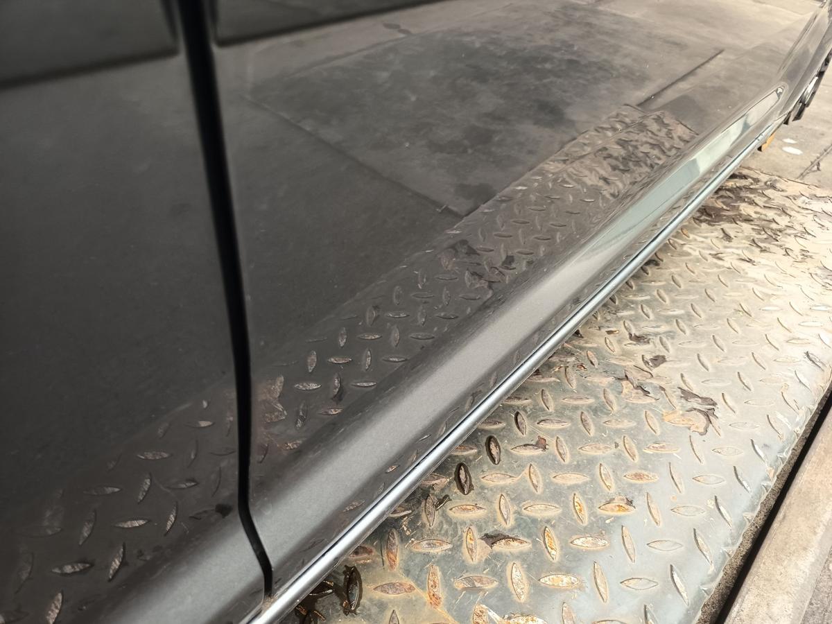 VW Touran 1T original T&uuml;r vorn rechts Beifahrer Rohbau D7X Platingrau Bj 2006