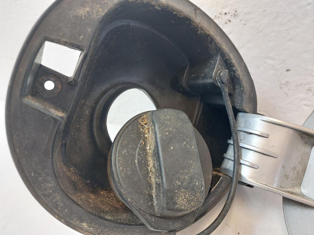 VW Golf 5 V 1K Tankklappe Tankdeckel Tankverschluss LA7W Reflexsilber