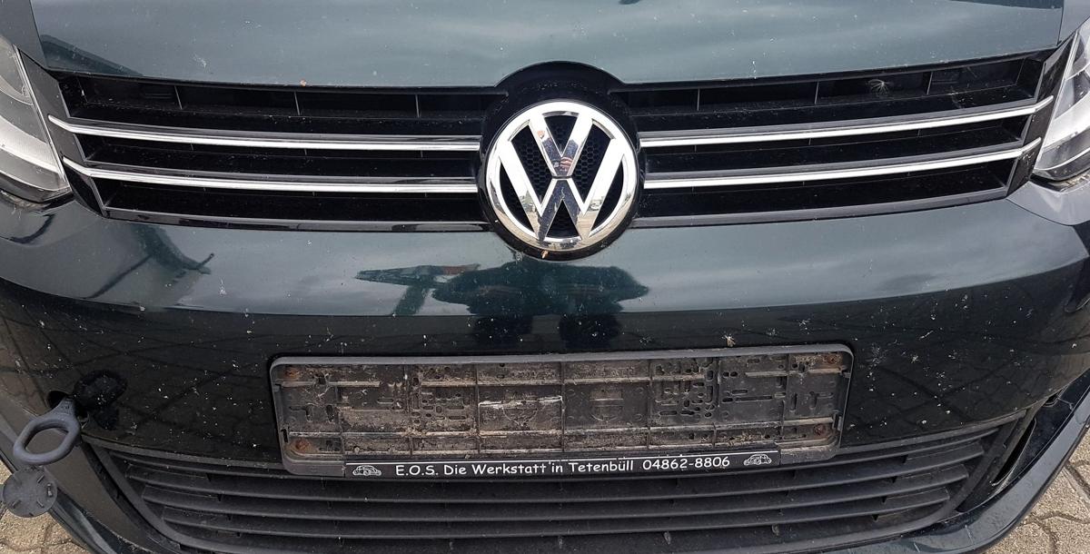 VW Touran 1T3 K&uuml;hlergrill mit Emblem Bj2013 schwarz Chrom