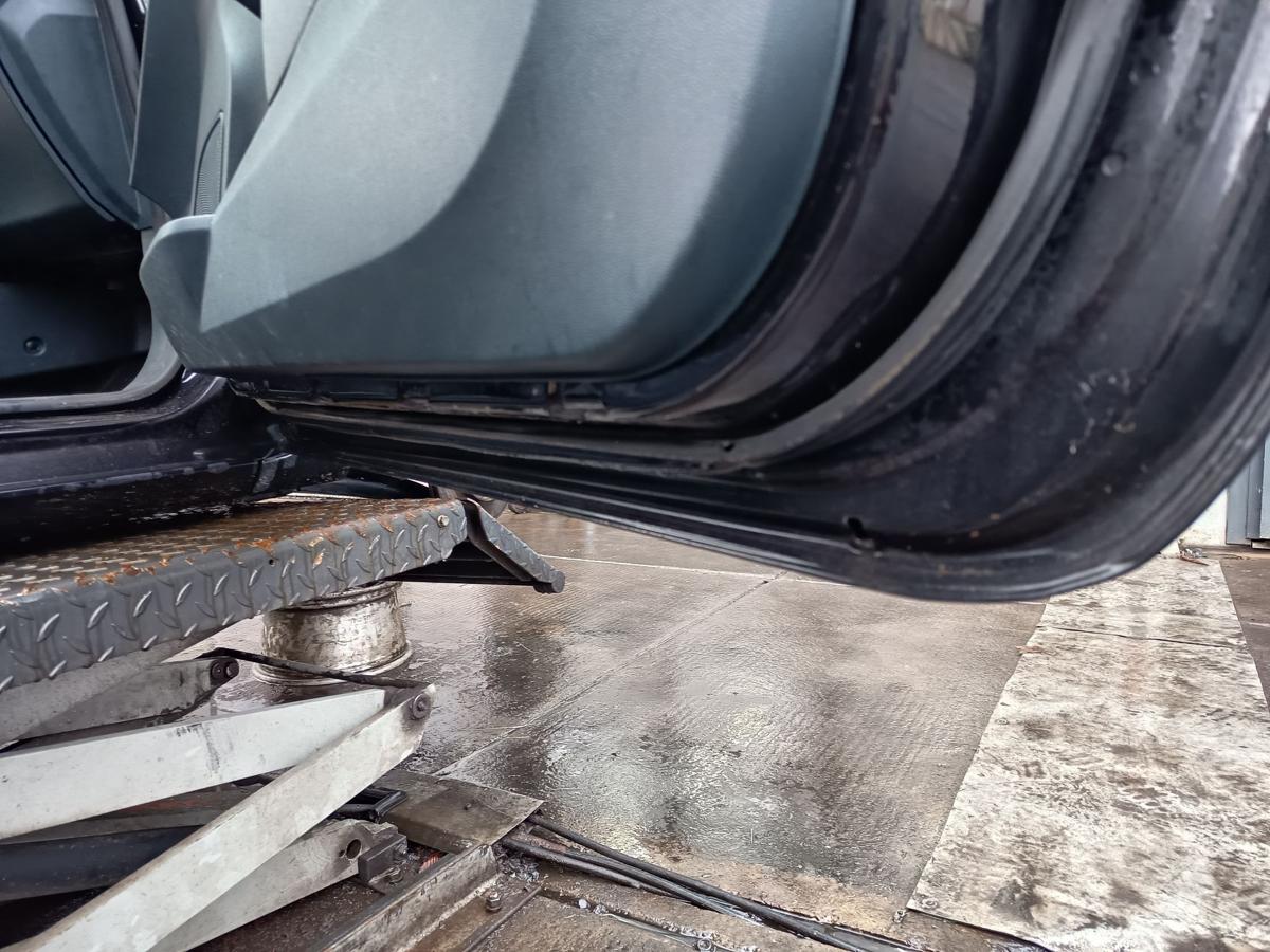 Ford Fiesta VII original T&uuml;r vorn rechts Beifahrer Pantherschwarz Bj 2012