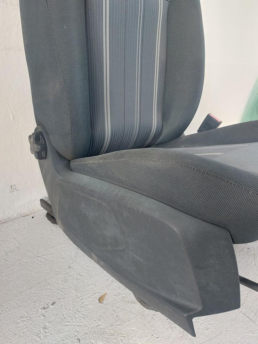 Ford Fiesta JA8 Sitz vorn rechts Beifahrersitz Stoffsitz nur 5 t&uuml;rer ohne Heizung