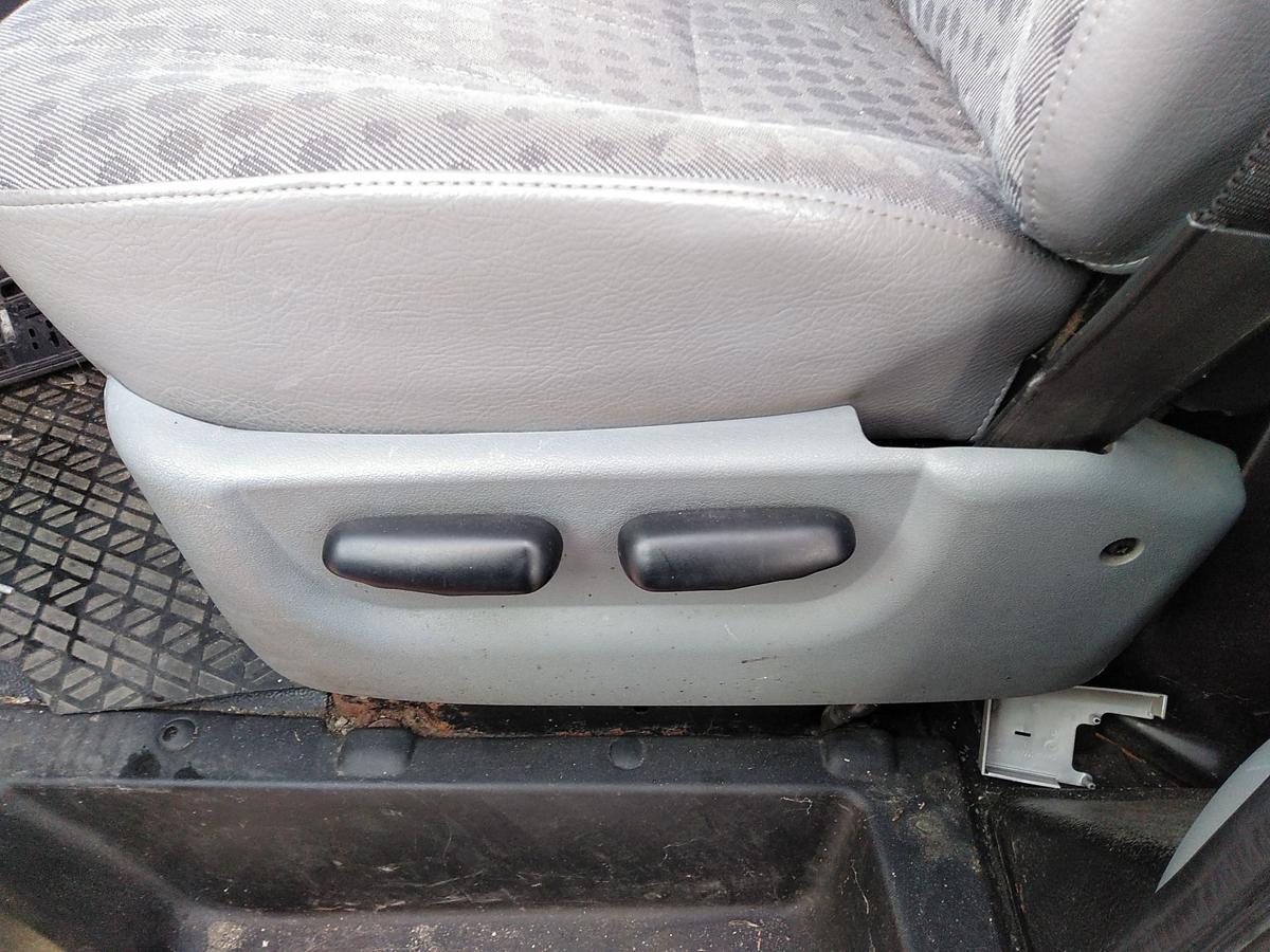 Ford Transit 6 TT9 Sitz vorn links Fahrersitz Stoff grau Bj.2007