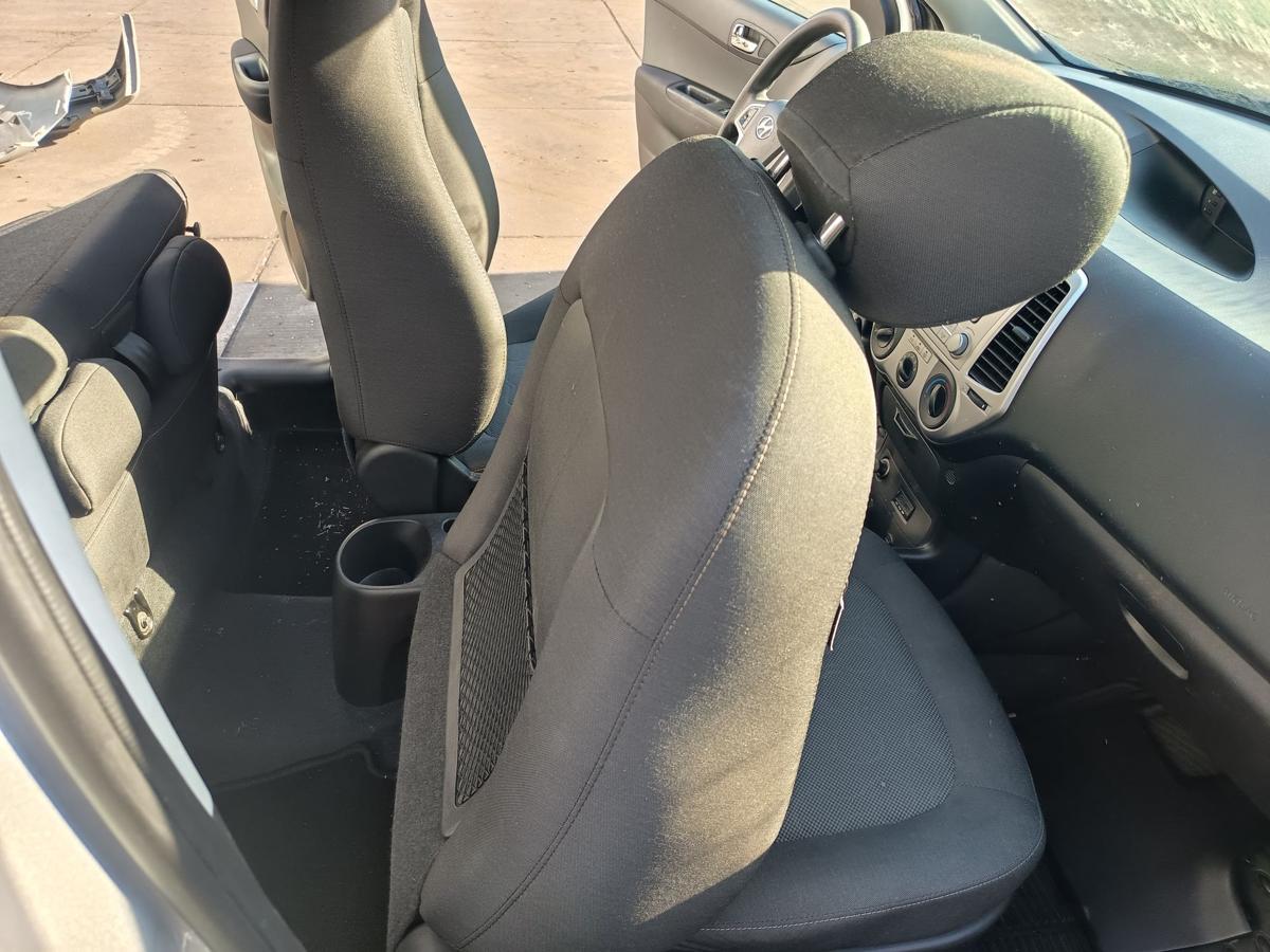 Hyundai i20 original Sitz vorn rechts Beifahrer Stoff 9P Midnight Black Bj 2011