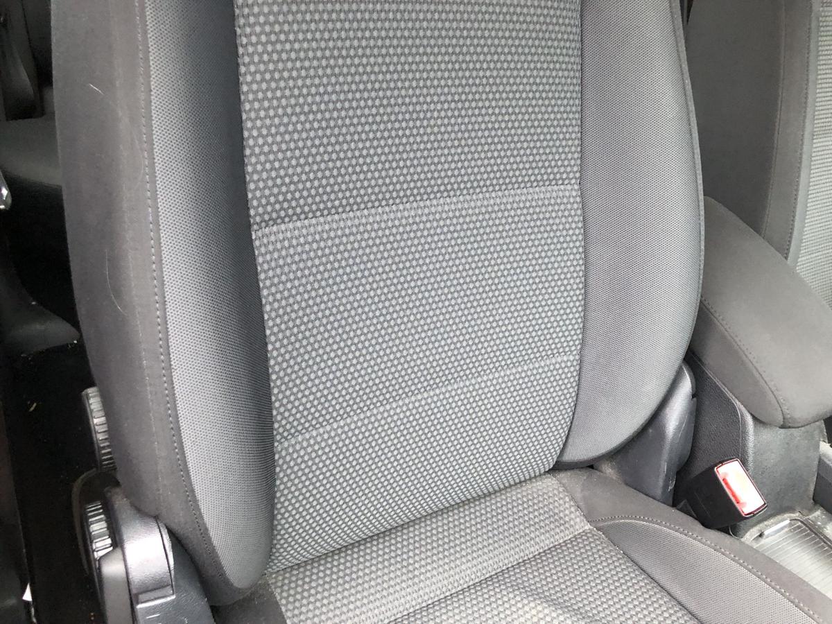 VW Golf 6 VI Variant Sitz vorne rechts Beifahrersitz Stoff