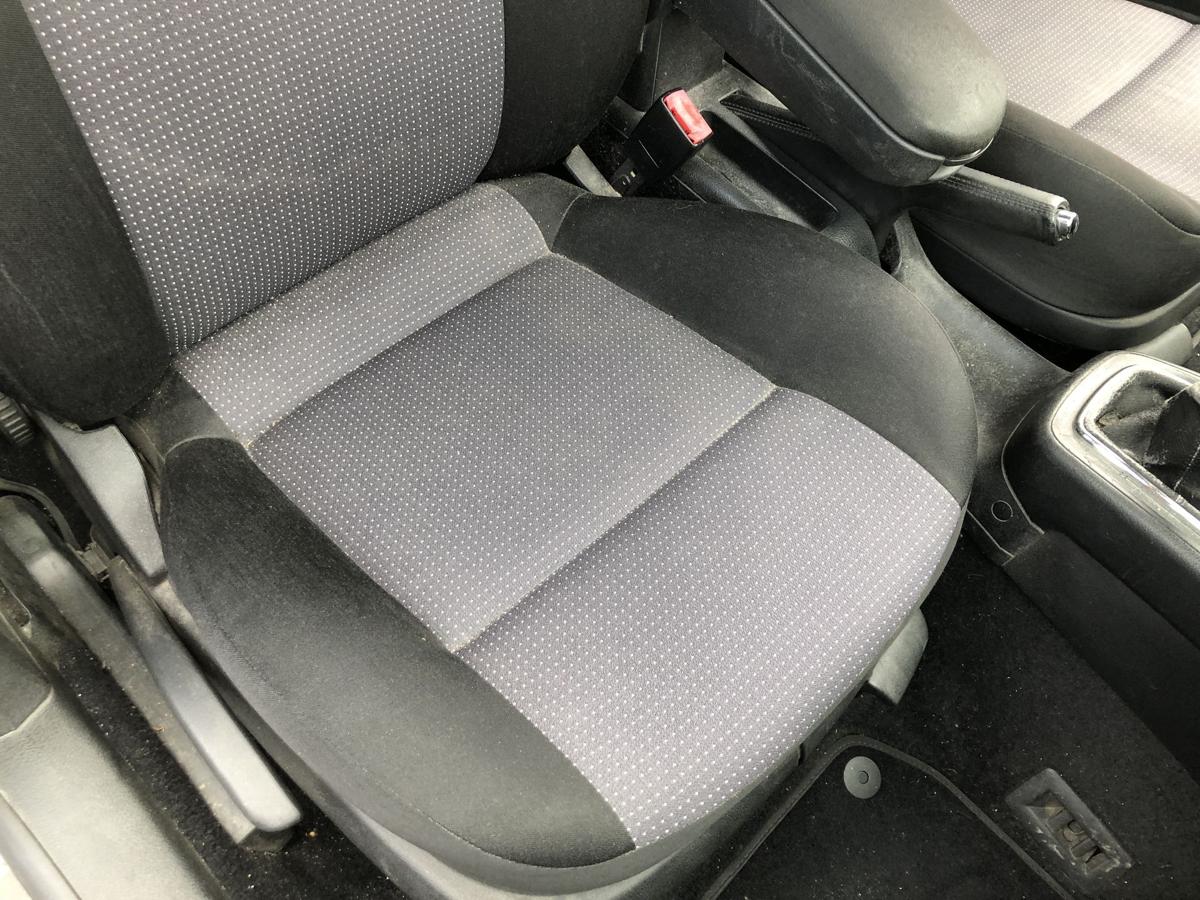 VW Bora 1J Golf 4 Special SItz vorn rechts Beifahrersitz Stoff mit Heizung