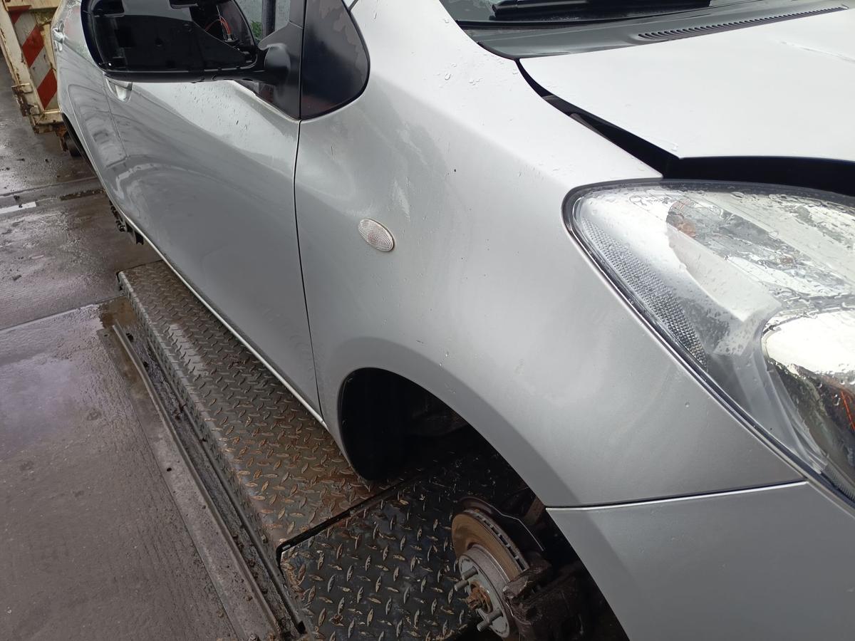 Toyota Yaris XP9 original Kotflügel rechts Seitenteil 1E7 Silver pearl Bj 2006