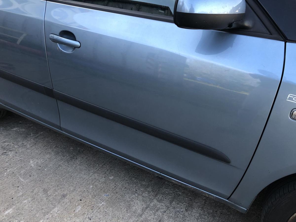 Skoda Fabia II 2 Typ 5J T&uuml;r vorn rechts Beifahrert&uuml;r im Rohbau LF5X Satin Grey