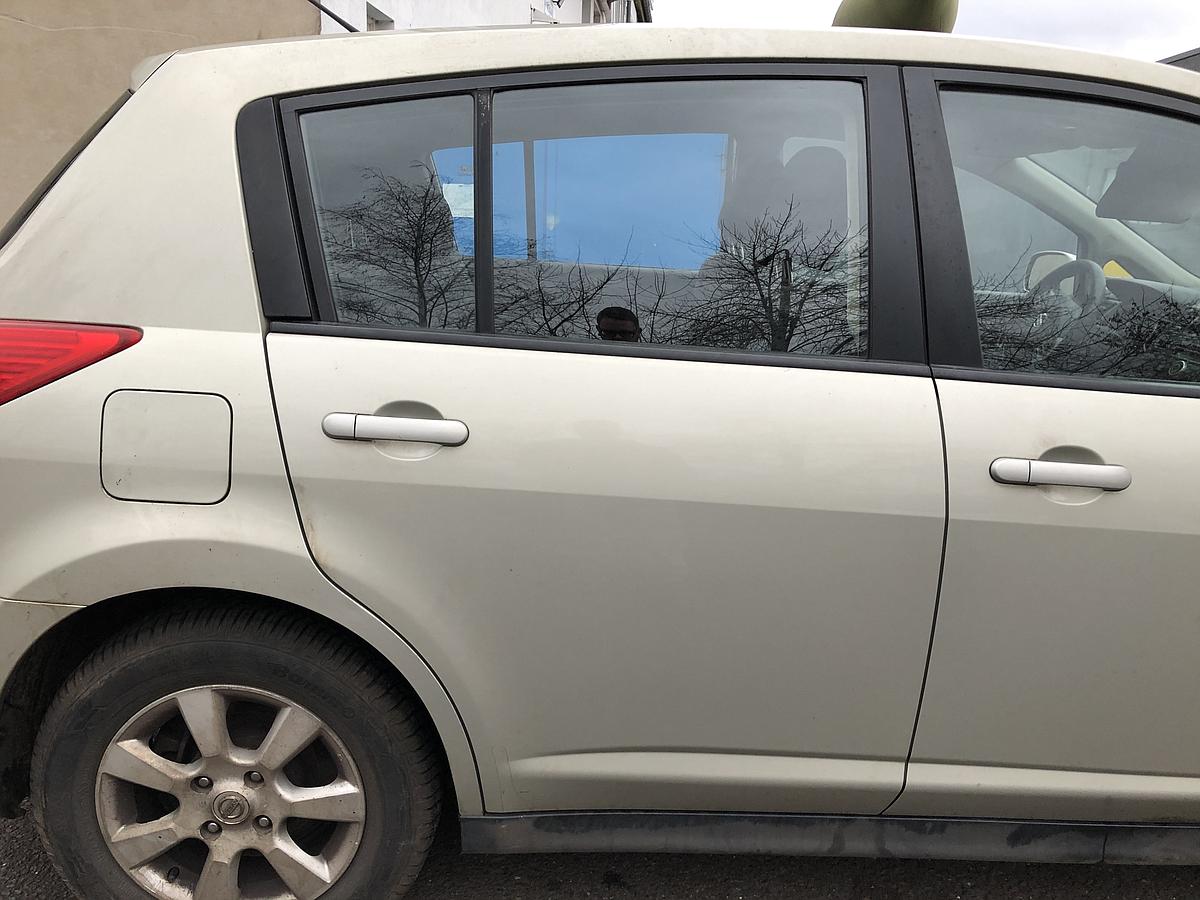 Nissan Tiida Hatch Back Tür hinten rechts K32 Yellowish Silver Met