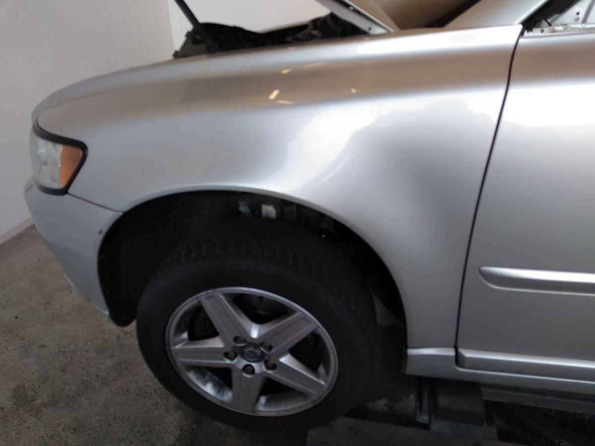 Volvo V50 und S40 original Kotflügel vorn links silbermetallic Bj.2008
