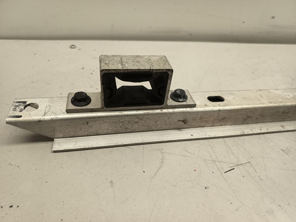 Tesla Model 3 original Motorhalter 110477700A vorn Baujahr 2022