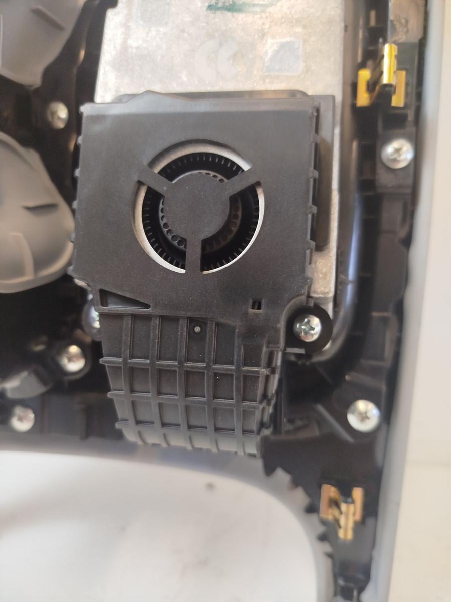 NIO EL6 Elektro SUV Becherhalter vorn mit Induktivladeschale Getr&auml;nkehalter