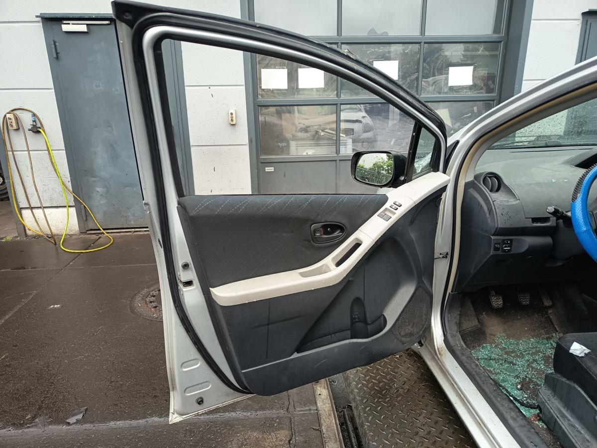 Toyota Yaris XP9 original Tür vorn links Fahrer 1E7 Silver pearl Bj 2006