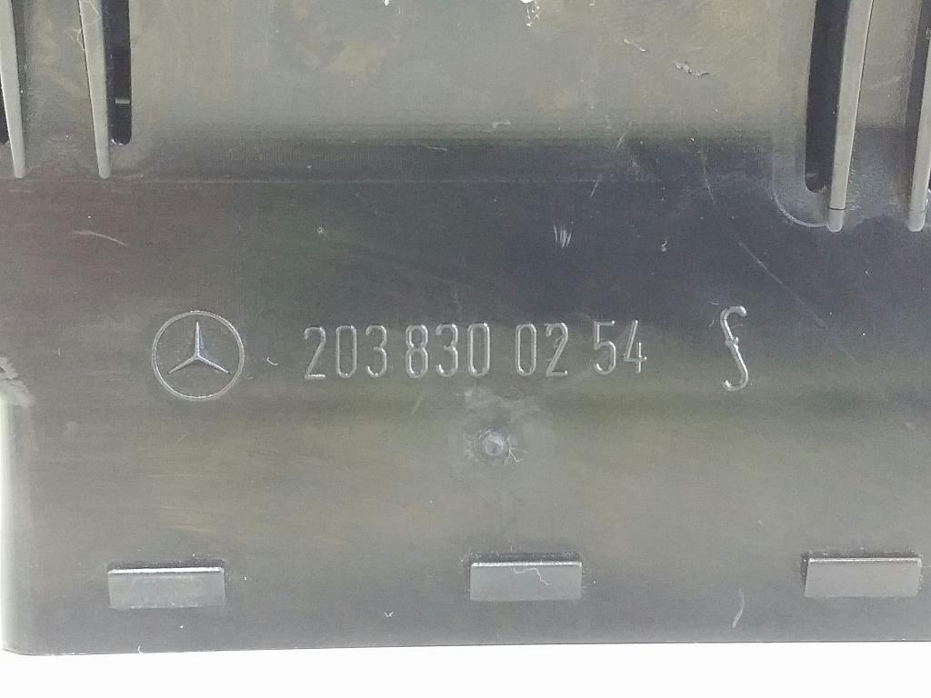 Mercedes C-Klasse W203 Bj.03 orig. Luftdüse außen rechts A2038300254