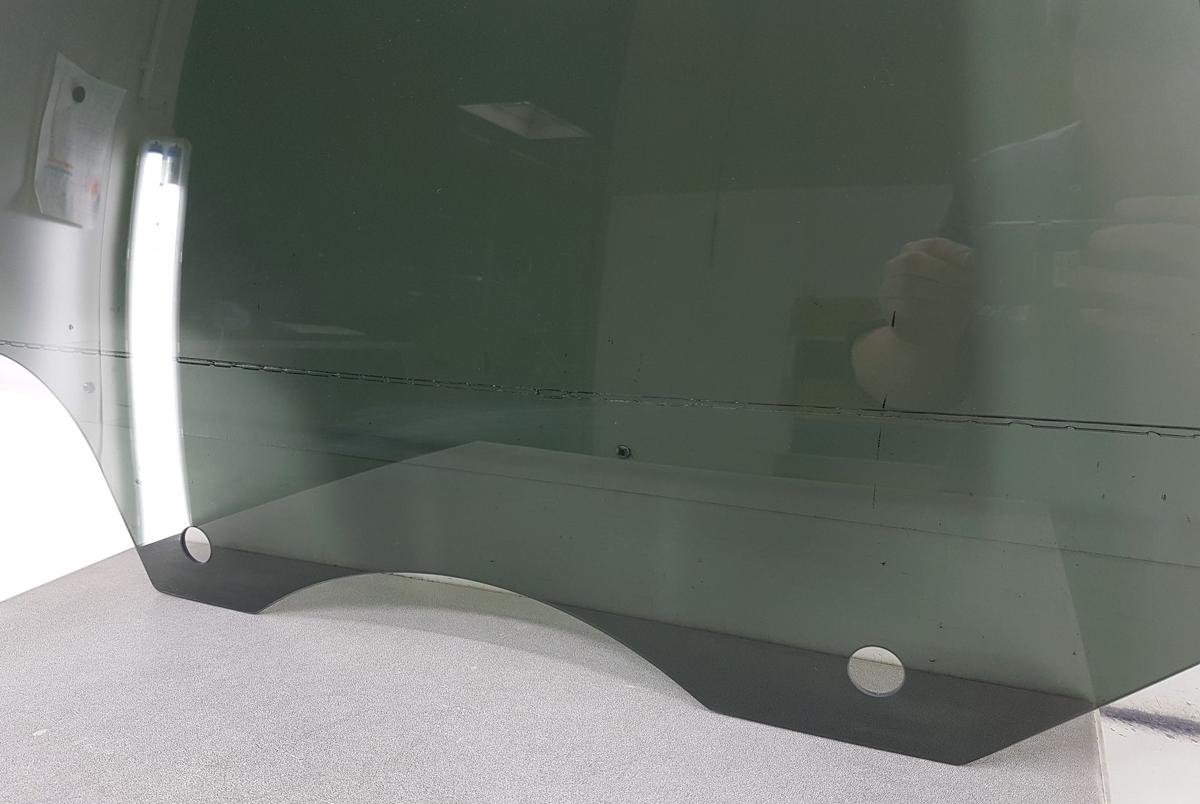Tesla Model Y T&uuml;rscheibe hinten rechts abgedunkelt VSG Verbundglas Bj2022