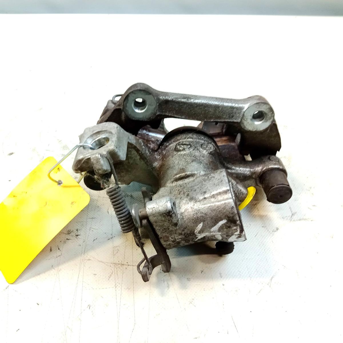 Toyota Yaris 3 Hybrid XP13 original Bremssattel hinten rechts mit Tr&auml;ger Bj.2020