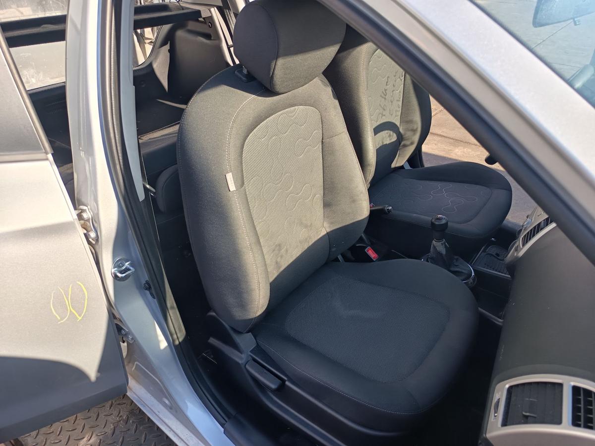 Hyundai i20 original Sitz vorn rechts Beifahrer Stoff 9P Midnight Black Bj 2011
