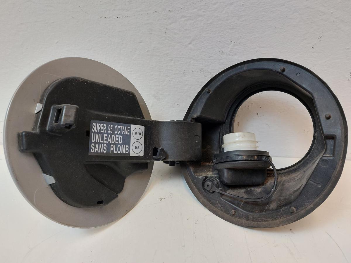 Nissan Micra K14 Tankklappe Tankdeckel Tanverschluss KNV Warm Silver Met