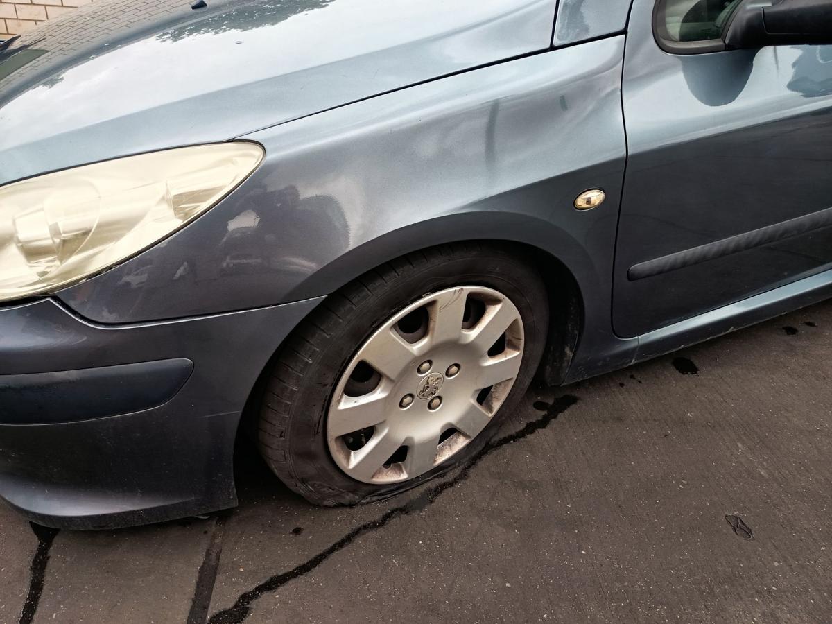 Peugeot 307 orig Kotflügel links Fahrerseite EZW Eisengrau Bj 2005