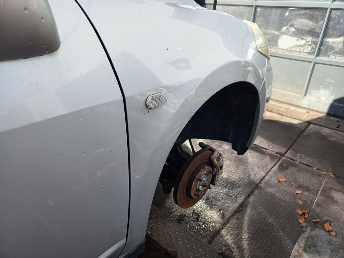Nissan Tiida I original Kotfl&uuml;gel rechts Seitenteil K23 Brilliantsilver Bj 2008