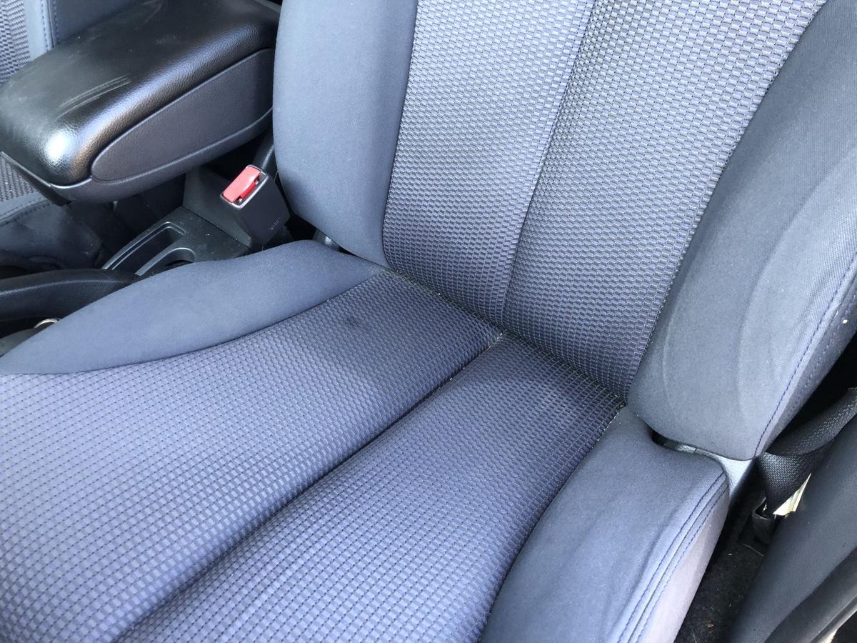 Nissan Tiida C11 Sitz vorn links Fahrersitz Stoff ohne Heizung Autositz