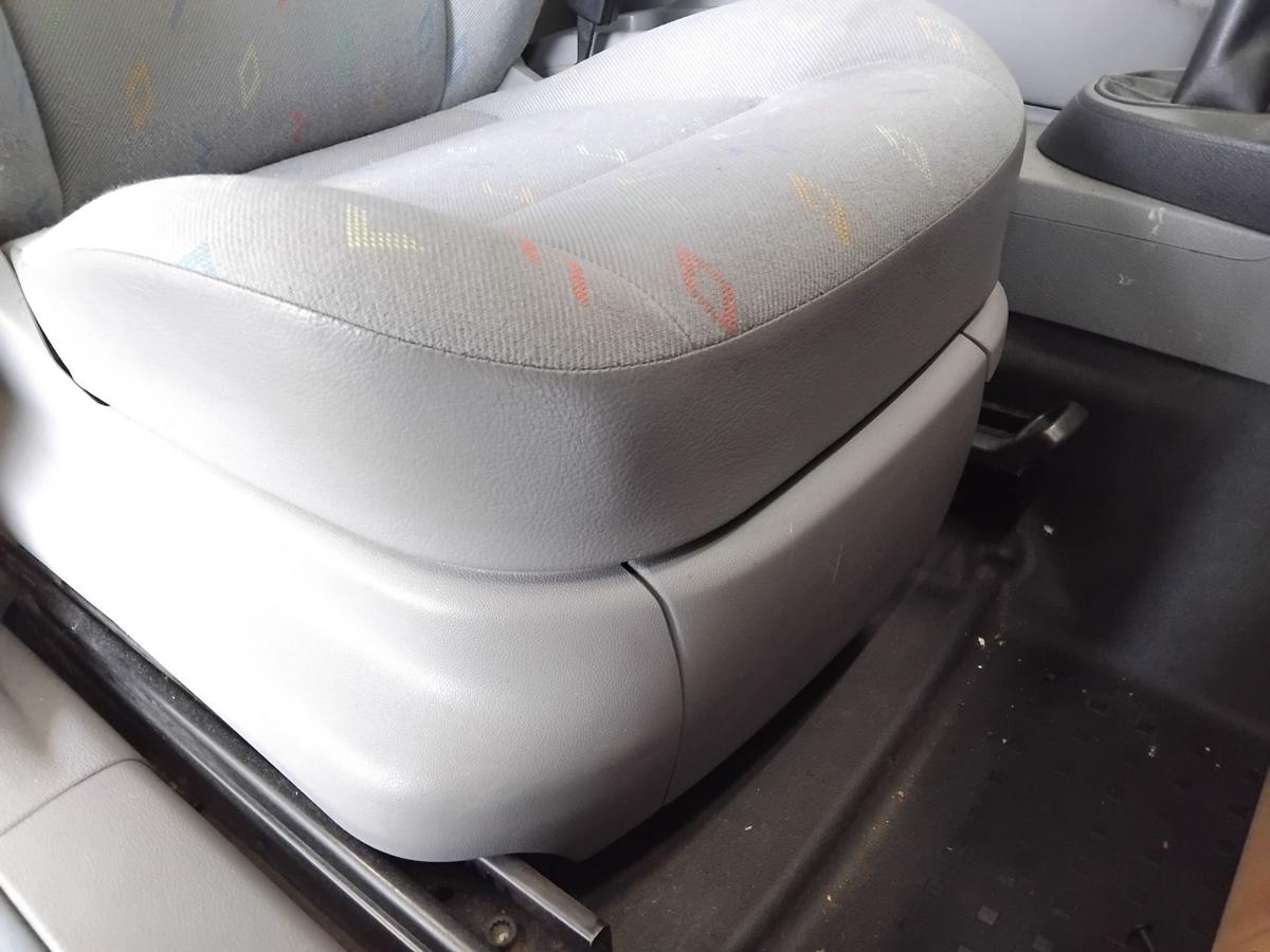 VW Caddy 2K orig Sitz vorn rechts Beifahrersitz Stoff hellgrau mit Muster BJ2009