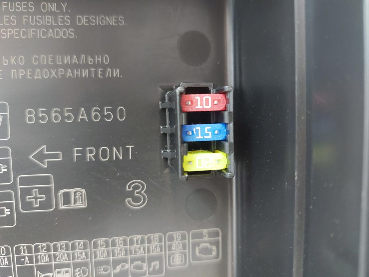 Mitsubishi Eclipse Cross GK0 ab21 Deckel Abdeckung Sicherungskasten Fahrerseite