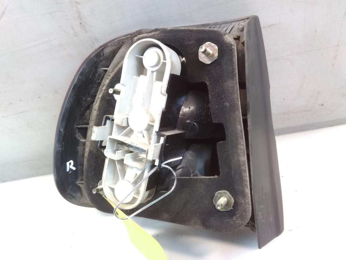 Volvo V40 Kombi original R&uuml;ckleuchte Schlussleuchte rechts au&szlig;en Facelift BJ2001