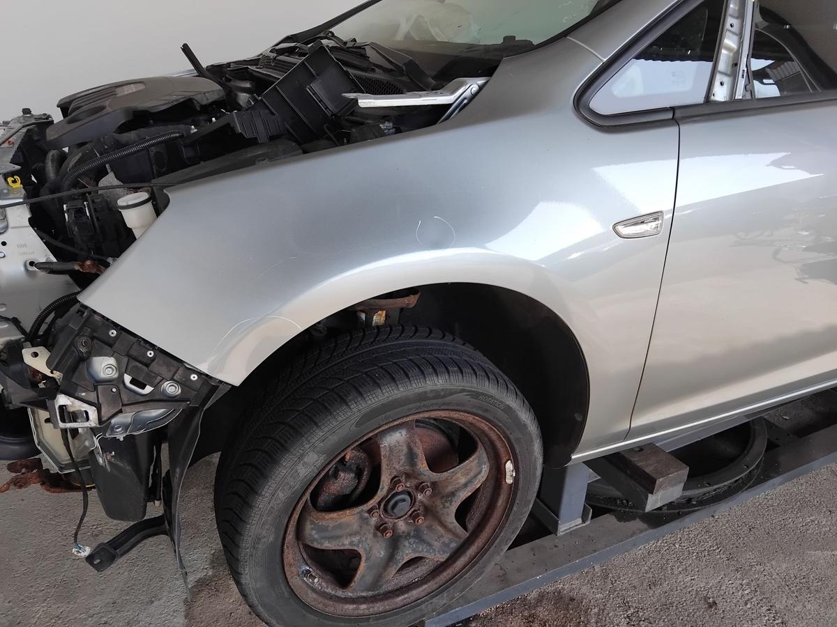 Opel Astra J original Kotfl&uuml;gel vorn links Silberseemetallic Z179 M&auml;ngel BJ2015