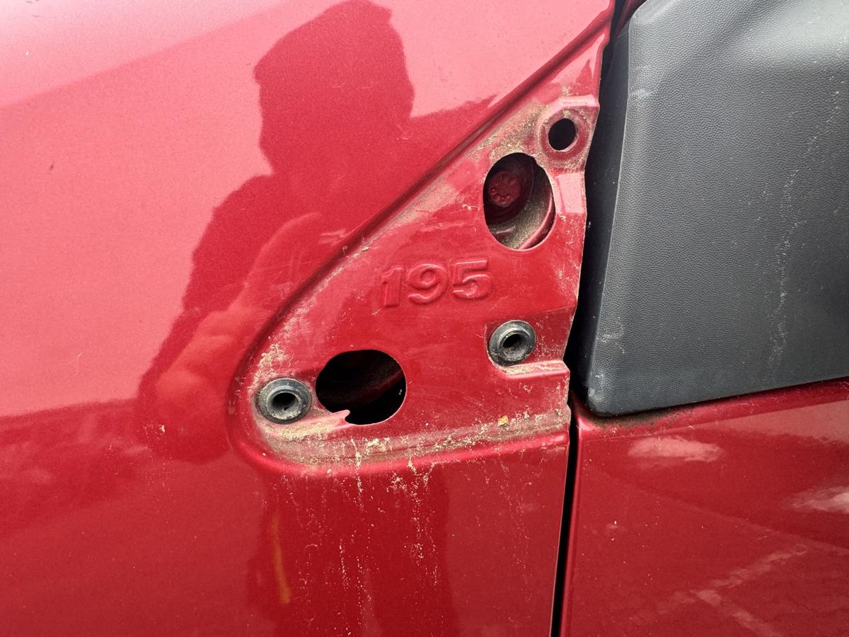 Renault Clio 3 original Kotfl&uuml;gel vorn links TENNJ Rouge Dyna ROT Bj.2009