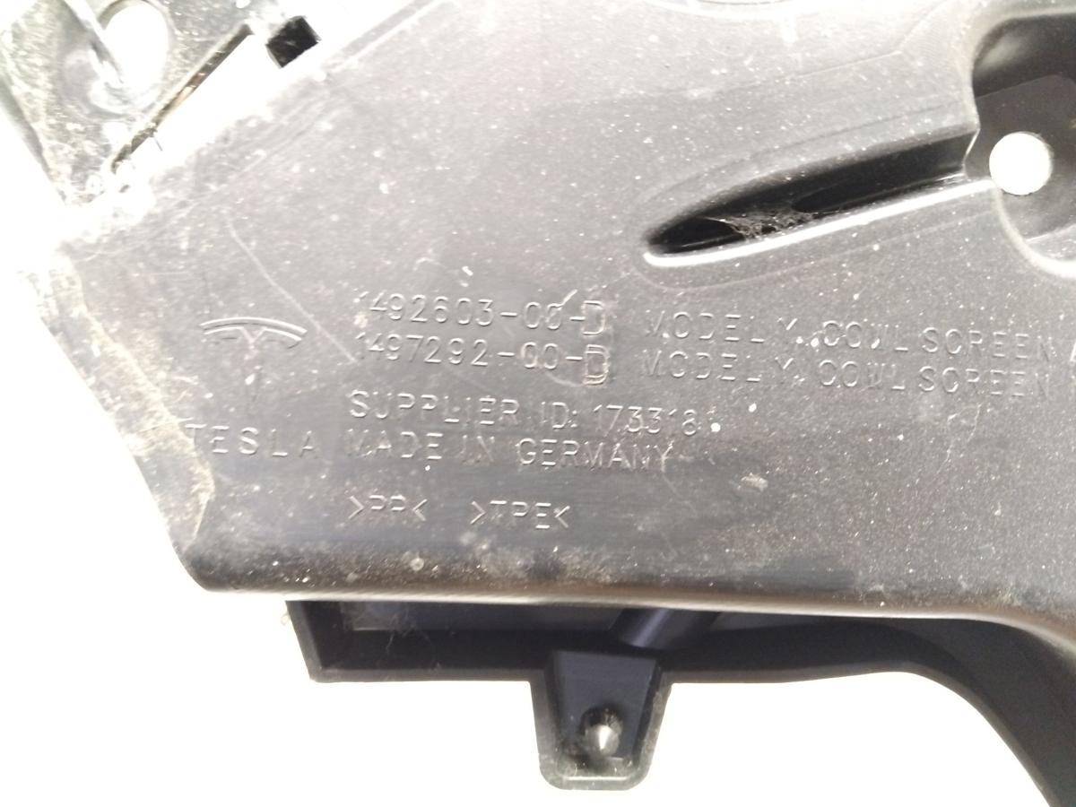 Tesla Model Y orig Plastikabdeckung Blende Windlauf schwarz unlackiert BJ2023