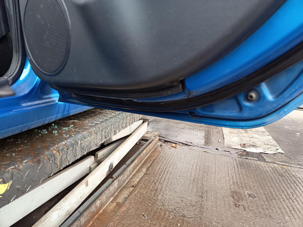 Hyundai i30cw FD original T&uuml;r hinten rechts Fond BV Vivid blue Bj 2010