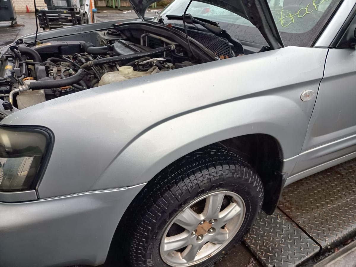 Subaru Forester SG original Kotfl&uuml;gel links 01G Silber vor Facelift Bj 2005