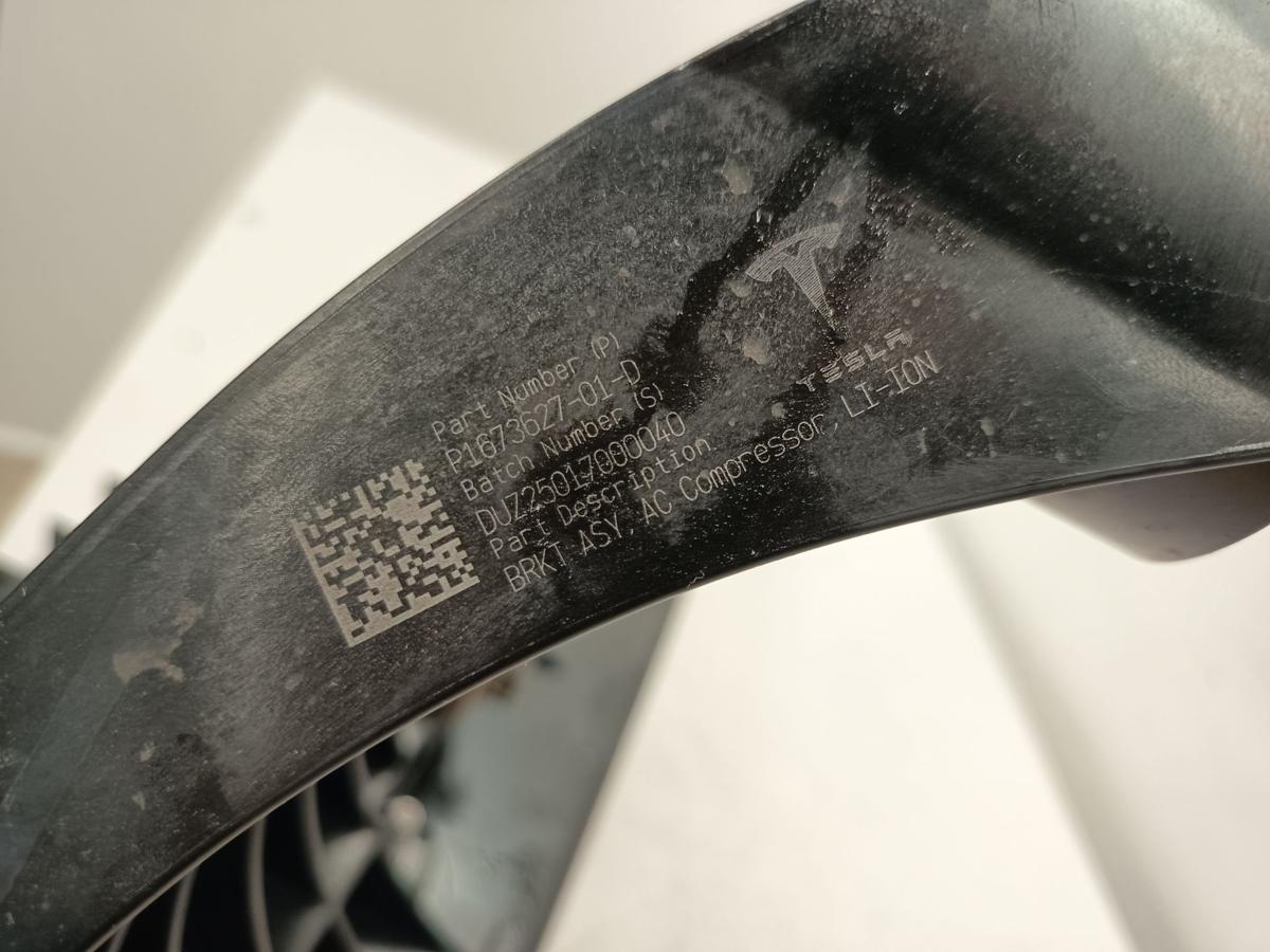 Tesla Model Y original halter Klimakompressor P167362701D Baujahr 2025