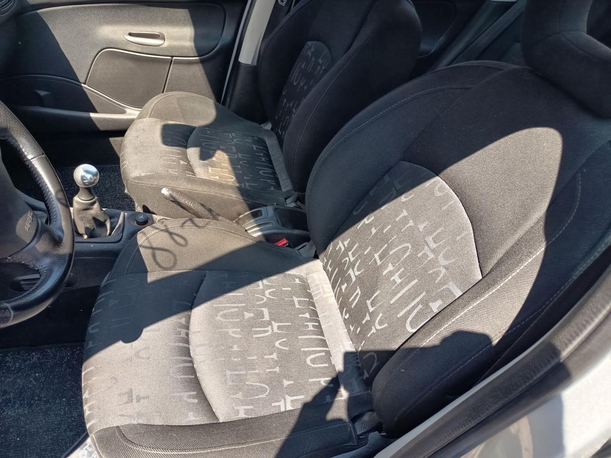 Peugeot 206 orig Sitz vorn links Fahrersitz 5-türer Bj 2005