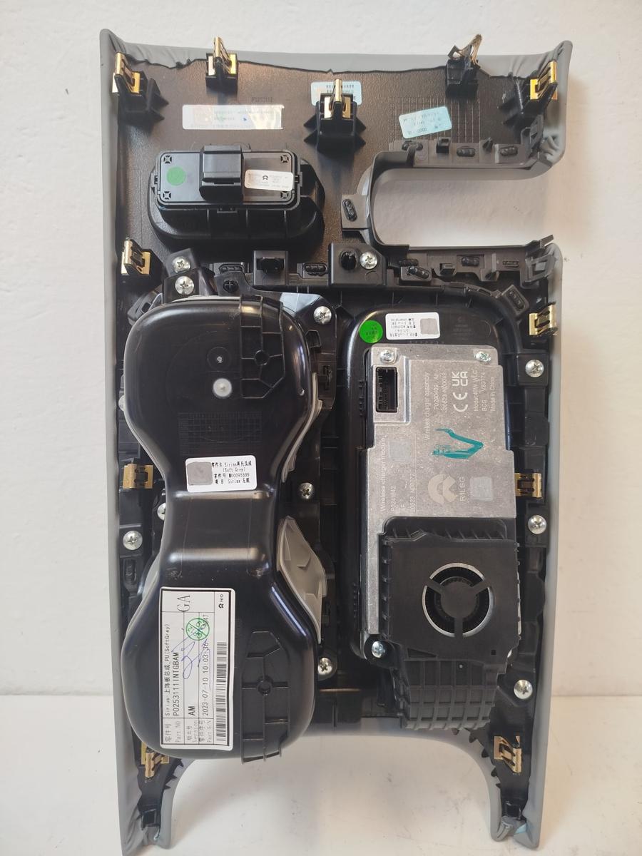 NIO EL6 Elektro SUV Becherhalter vorn mit Induktivladeschale Getr&auml;nkehalter