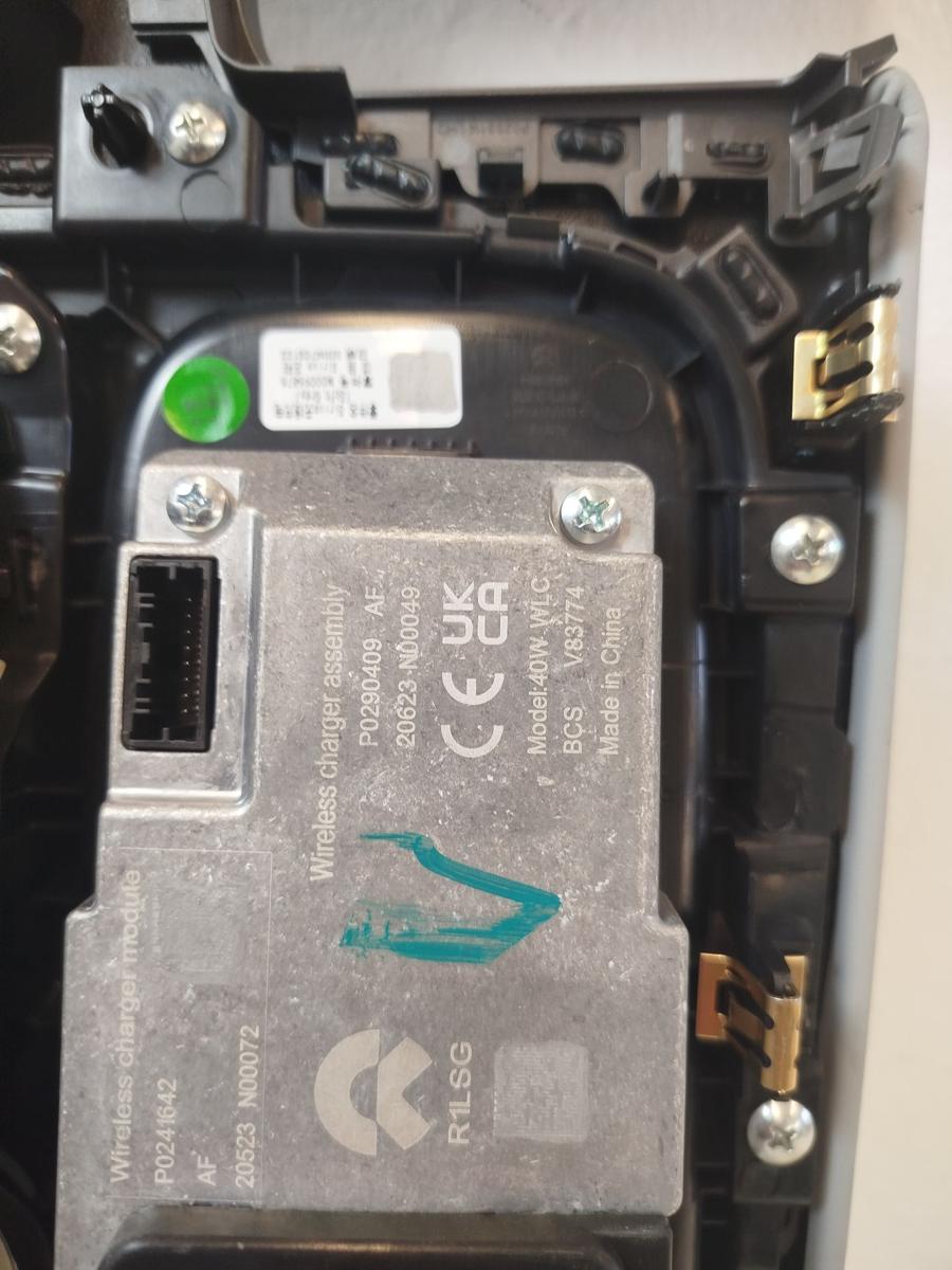 NIO EL6 Elektro SUV Becherhalter vorn mit Induktivladeschale Getr&auml;nkehalter