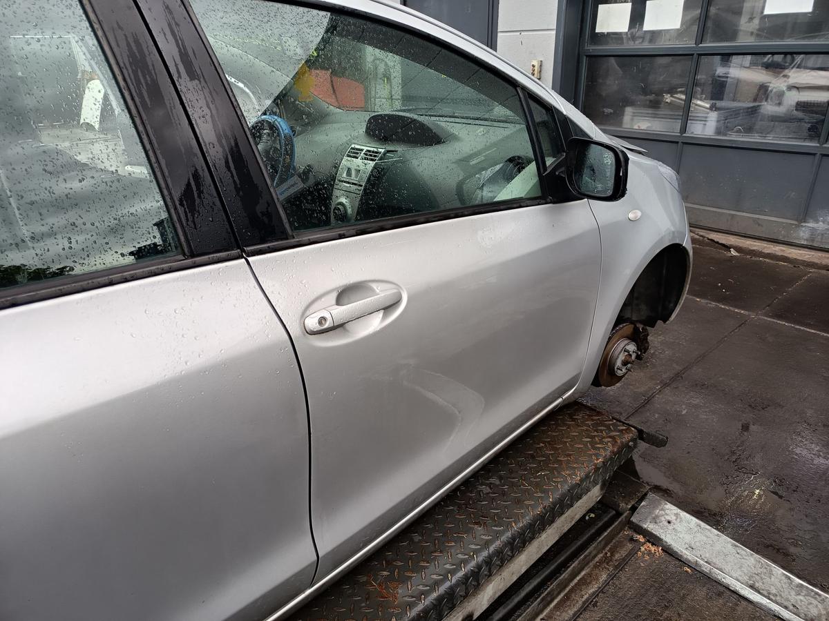 Toyota Yaris XP9 original Tür vorn rechts Beifahrer 1E7 Silver pearl Bj 2006