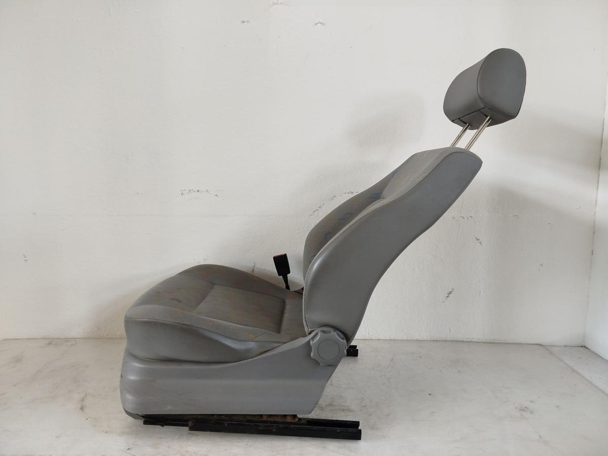 VW Caddy 2K Sitz vorn links Fahrersitz Stoff Wange verschlissen Autositz Stoff